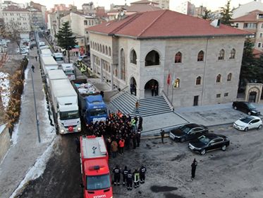 NEVŞEHİR BELEDİYESİ TARAFINDAN DEPREM BÖLGESİNE 9 TIR YARDIM MALZEMESİ GÖNDERİLDİ