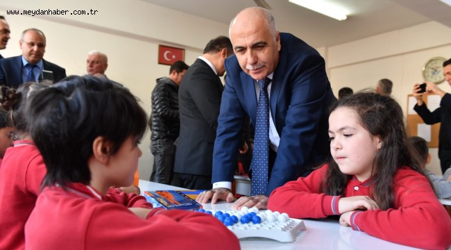 Öğrenciler Karnelerini Vali Karahan'dan Aldılar