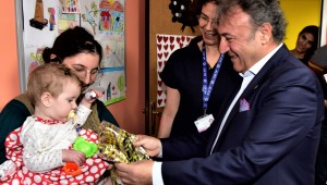 Onkoloji hastası çocukların karne hediyesi Başkan İduğ'dan