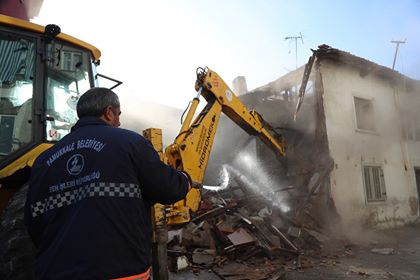 PAMUKKALE'DE METRUK BİNA YIKIMI DEVAM EDİYOR