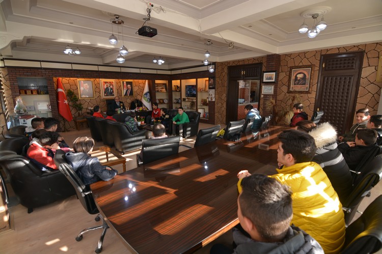 SANDIKLISPOR U14-U16 ŞAMPİYONLARINDAN BAŞKAN ÇÖL'E ZİYARET