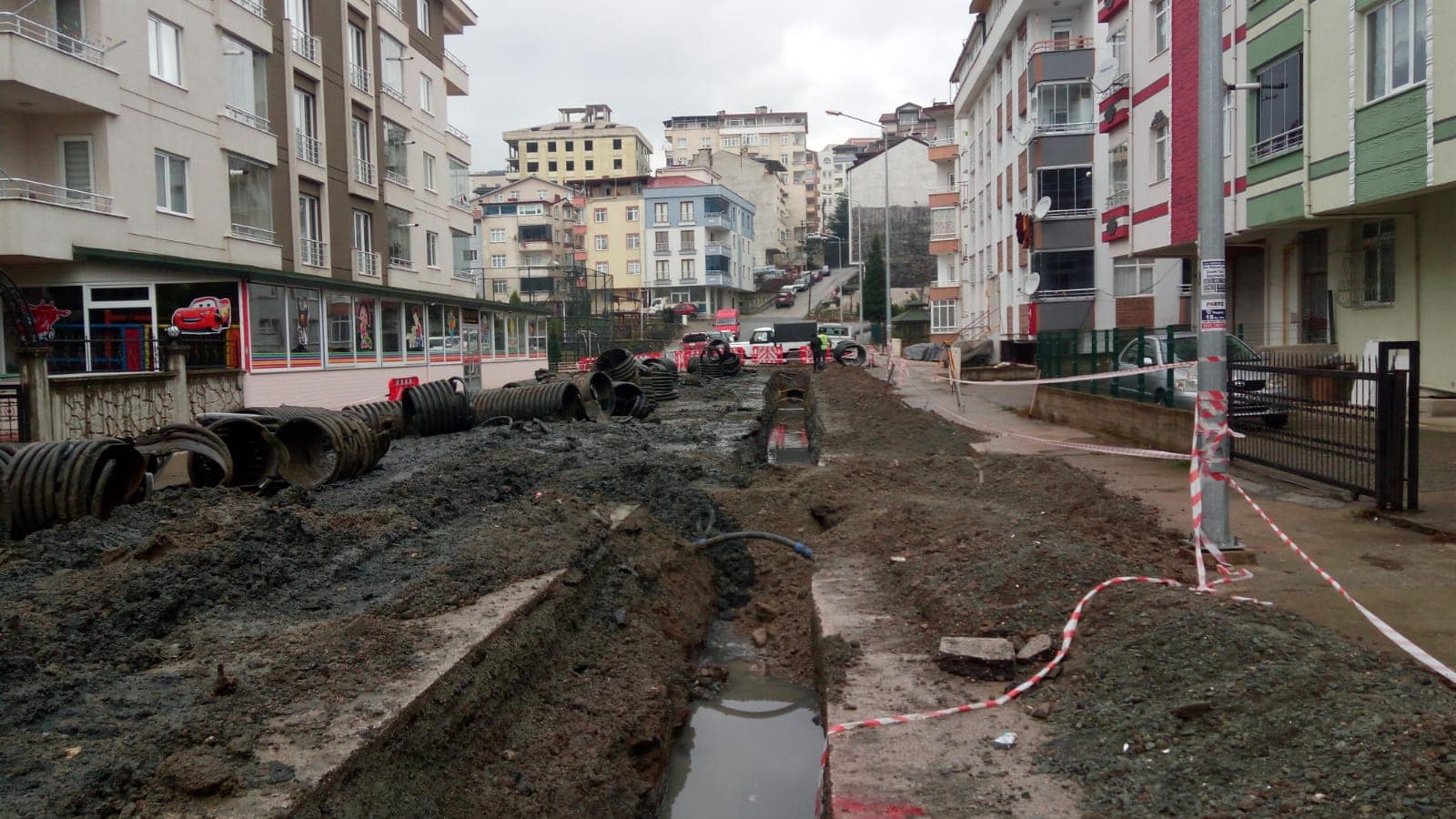 ŞİRİNEVLER'DE YAĞMUR SUYU HATLARI YENİLENİYOR