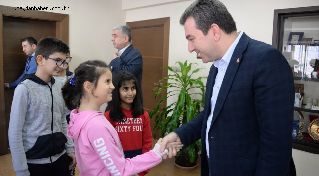 Taekwondo sporcuları Başkan Koştu ile sevinç paylaştı