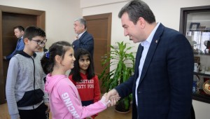 Taekwondo sporcuları Başkan Koştu ile sevinç paylaştı