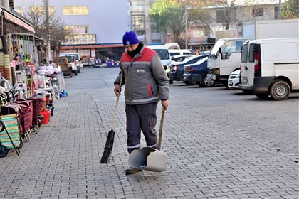 Temizlik personelinden örnek davranış