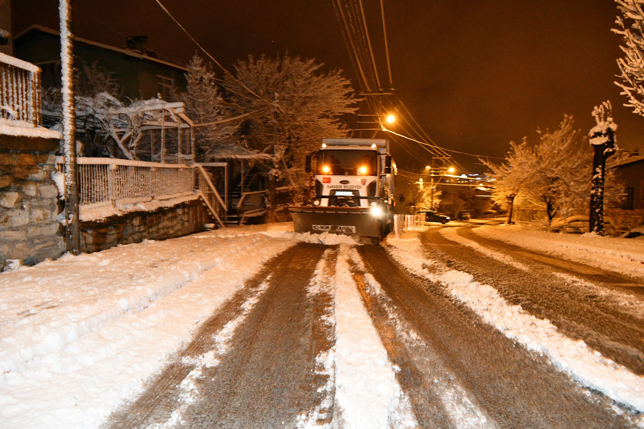 Tuzlama ve Yol Küreme Çalışmalarımız Aralıksız Devam Ediyor