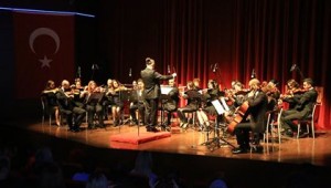 Uşak Belediyesi Oda Orkestrası Klasik Müzik Sevenleri Bir Araya Getirdi