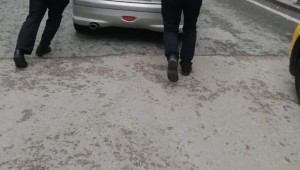 Aracı bozulan vatandaşların imdadına İzmit Zabıta yetişti