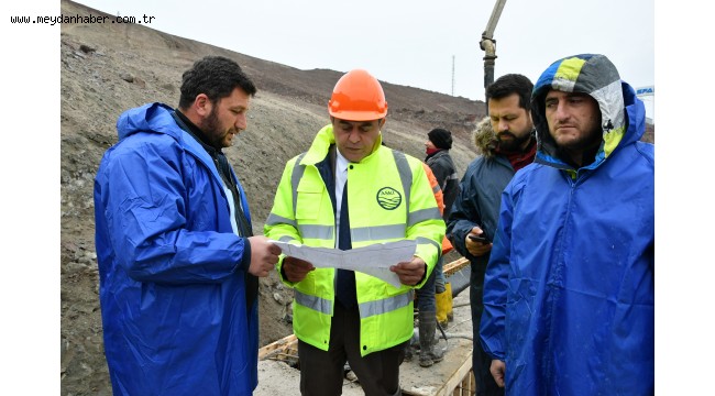 ASKİ GENEL MÜDÜRÜ ERDOĞAN ÖZTÜRK, SİNCAN OSB'DE HAFRİYAT YIĞINLARI NEDENİYLE ZARAR GÖREN ANA KOLEKTÖR HATTININ YAPIM ONARIM ÇALIŞMALARINI YERİNDE İNCELEDİ
