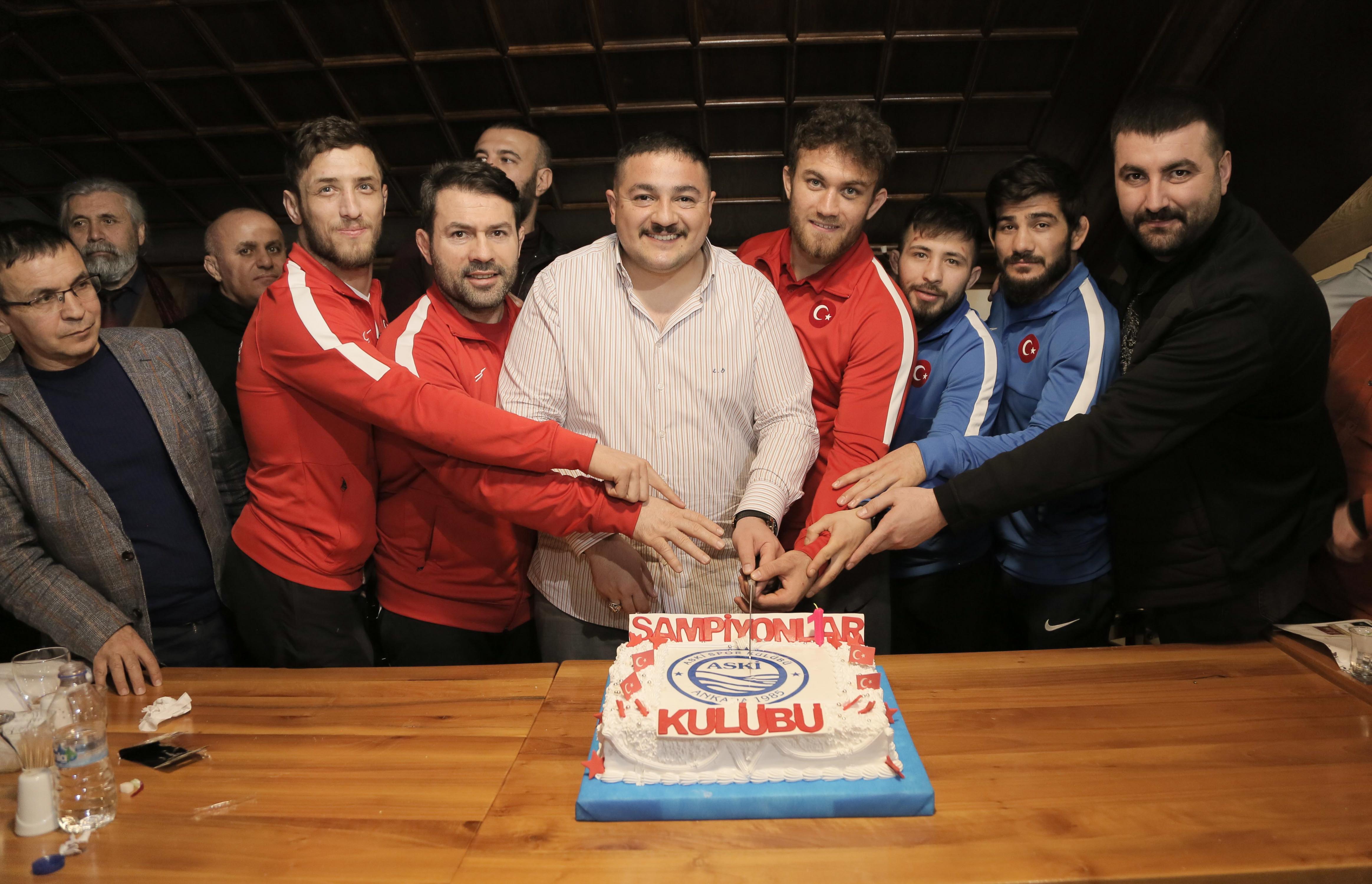 ASKİ'Lİ MİLLİ GÜREŞÇİLER TARİH YAZDI