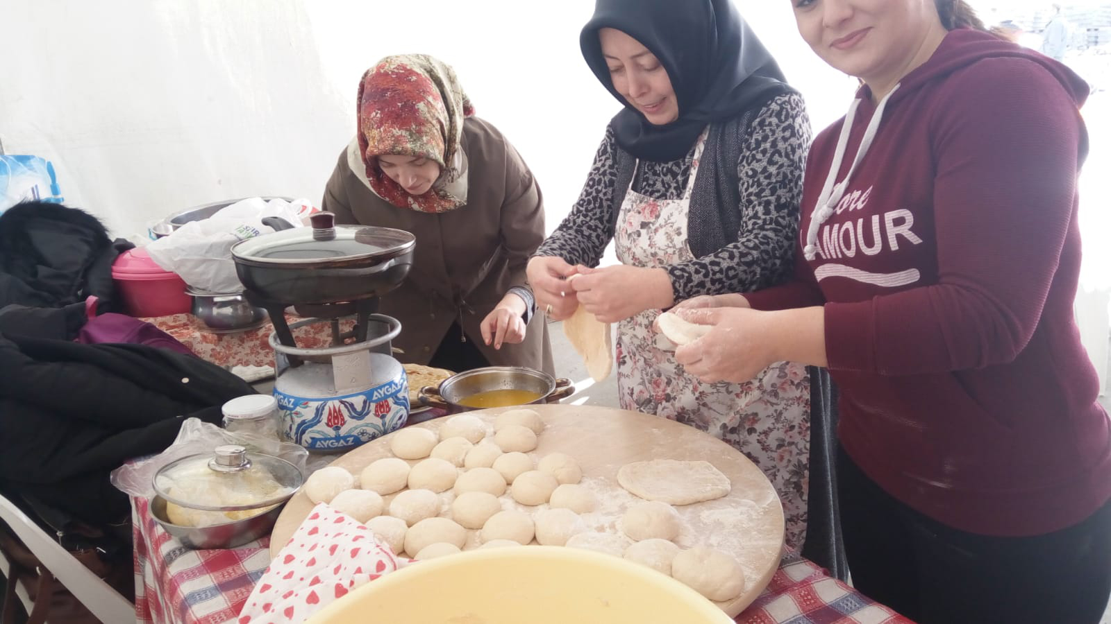 Bağcılarlı kadınlar, İdlibliler için hayır kermesi düzenledi