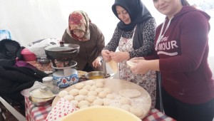 Bağcılarlı kadınlar, İdlibliler için hayır kermesi düzenledi