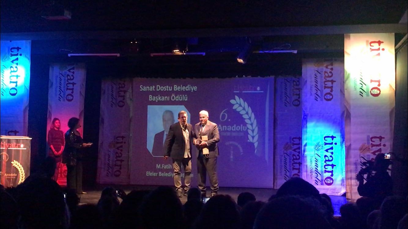 BAŞKAN ATAY, "SANAT DOSTU BELEDİYE BAŞKANI" ÖDÜLÜNÜ ALDI