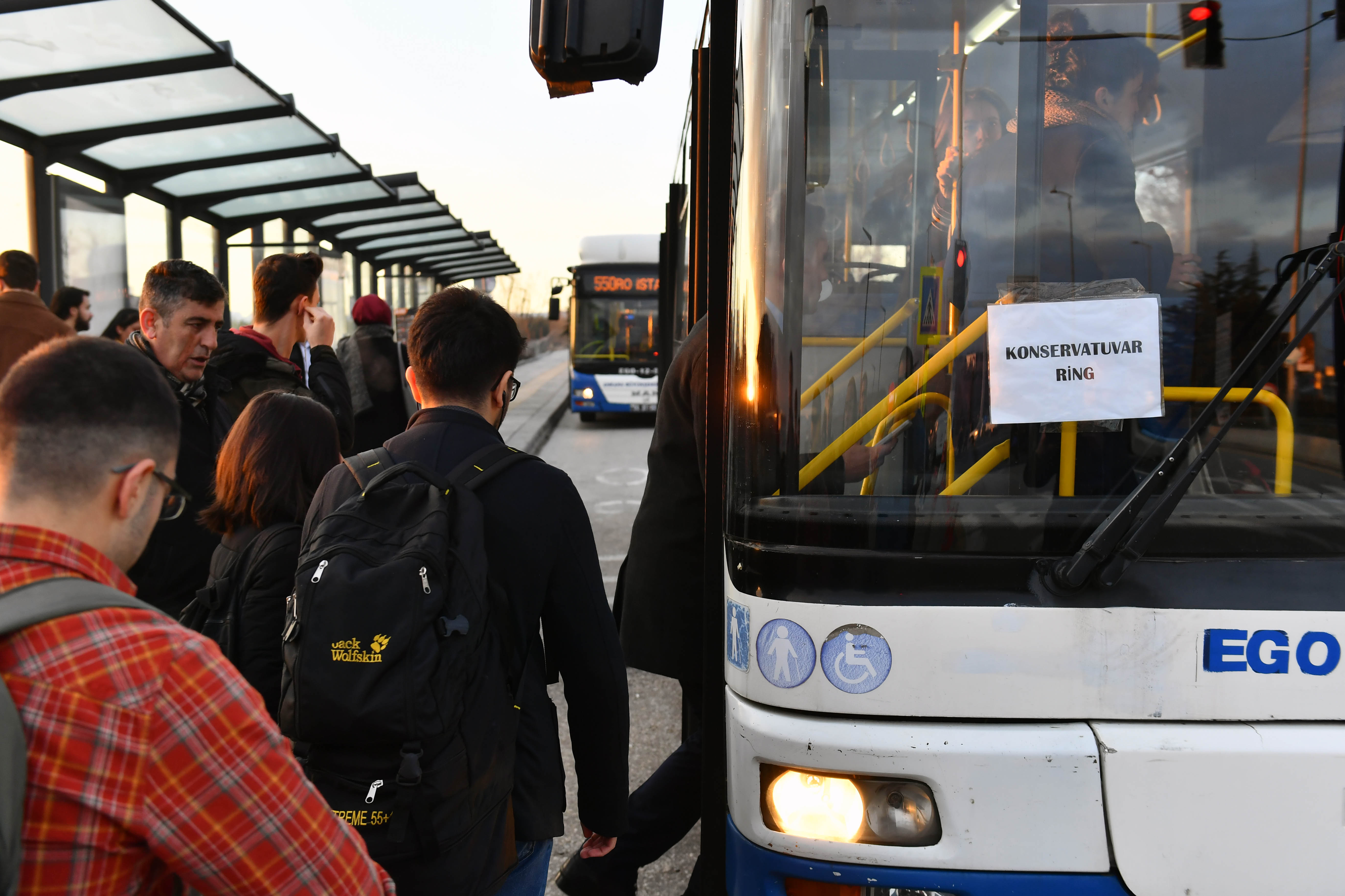 BAŞKAN YAVAŞ'TAN KONSERVATUVAR ÖĞRENCİLERİNE ULAŞIM KOLAYLIĞI