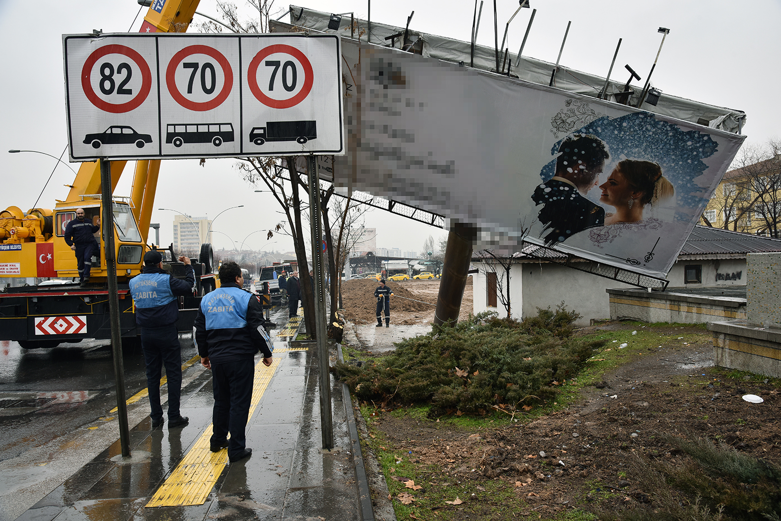 BAŞKENT'TE İZİNSİZ TABELA VE TOTEMLER SÖKÜLÜYOR