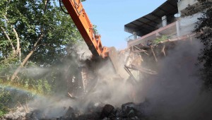 Bayraklı'da metruk binalar yıkılıyor