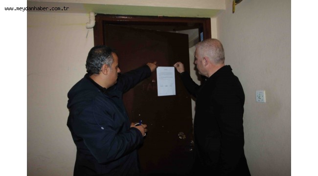 Bayraklı'da yan yatan binanın tahliyesine başlandı 