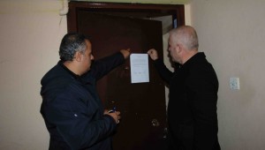 Bayraklı'da yan yatan binanın tahliyesine başlandı 