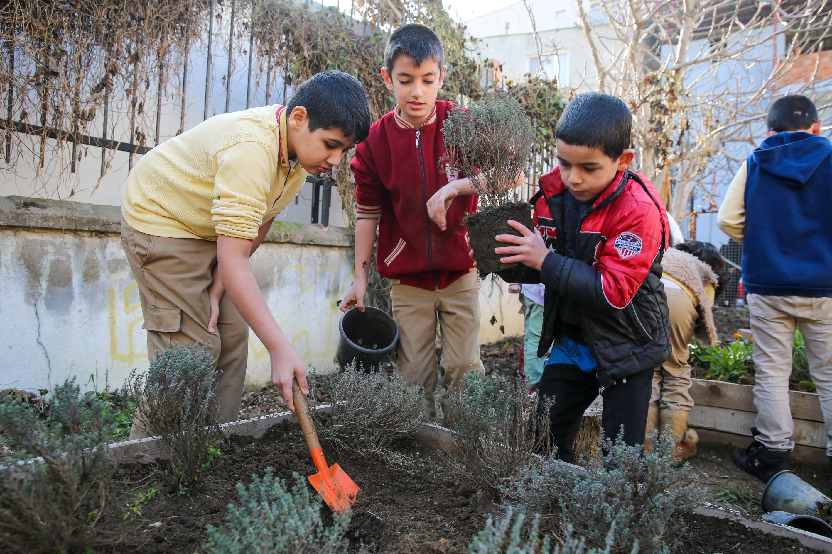 Bucalı miniklere "yeşil" aşısı: İlk kez toprakla buluşturlar