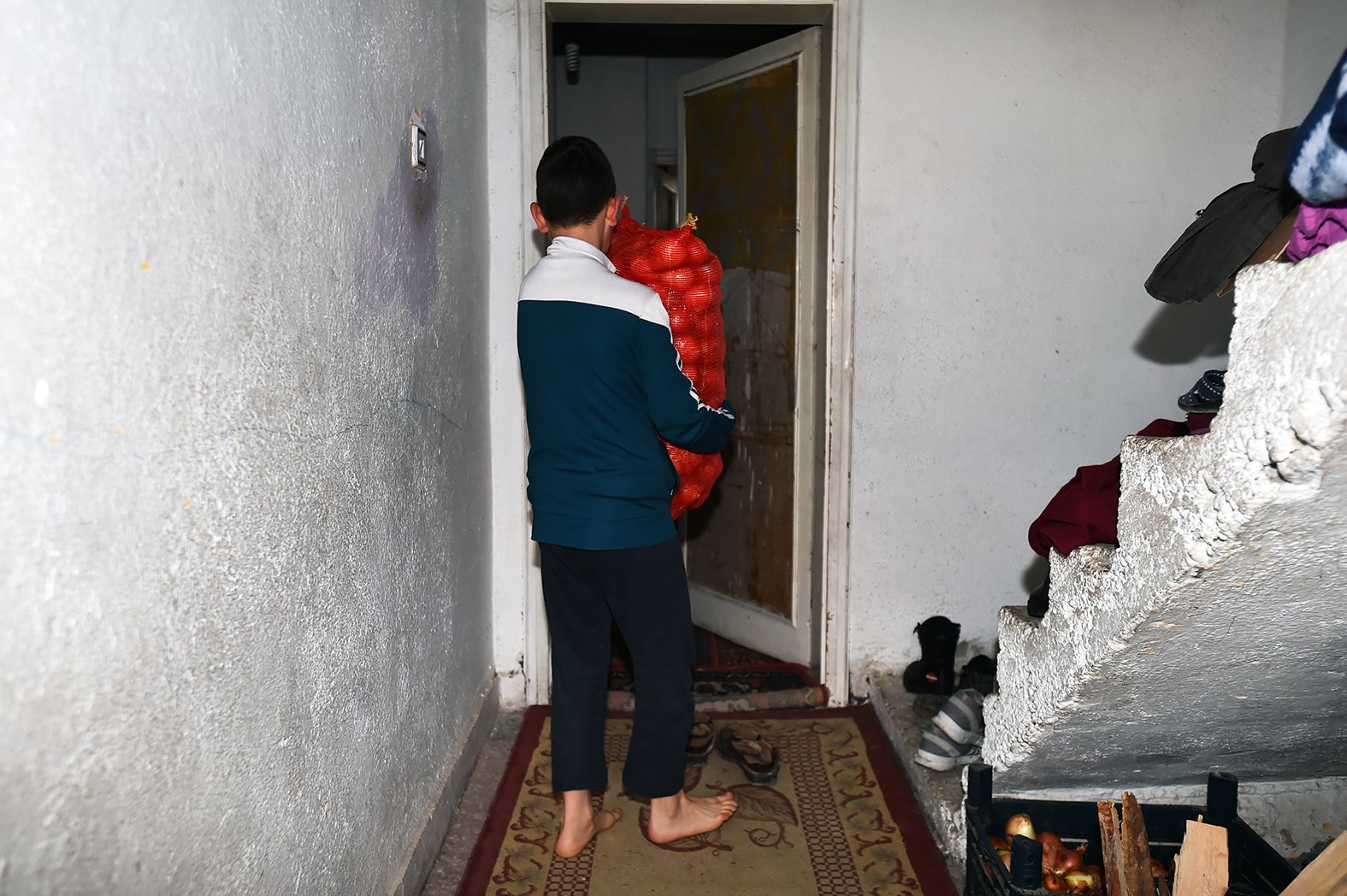 BÜYÜKŞEHİR BELEDİYESİ İHTİYAÇ SAHİBİ AİLELERE YERLİ ÜRETİCİDEN ALDIĞI SOĞANLARI DAĞITIYOR