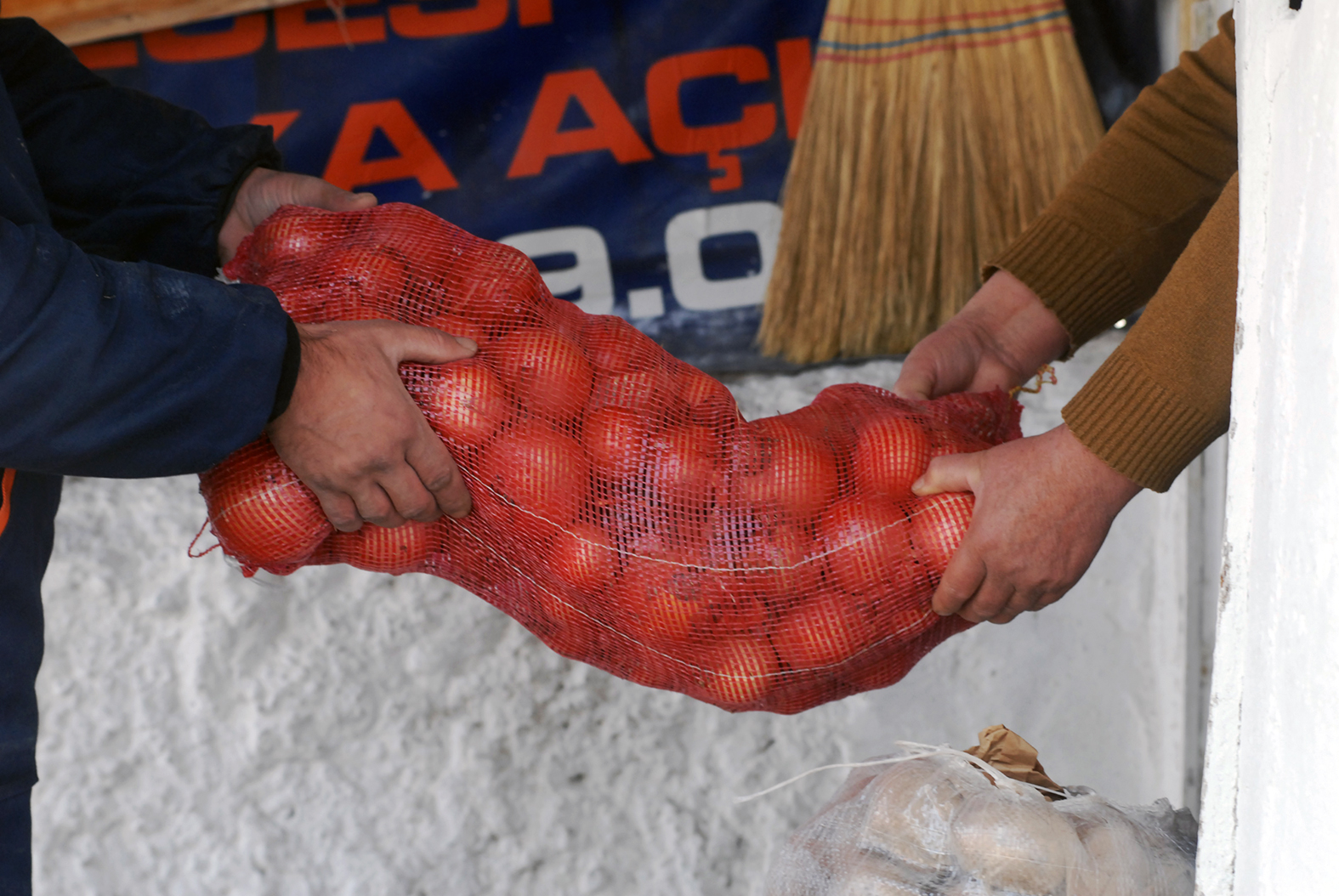 BÜYÜKŞEHİR'DEN SOSYAL YARDIM ALAN AİLELERE GIDA DESTEĞİ  