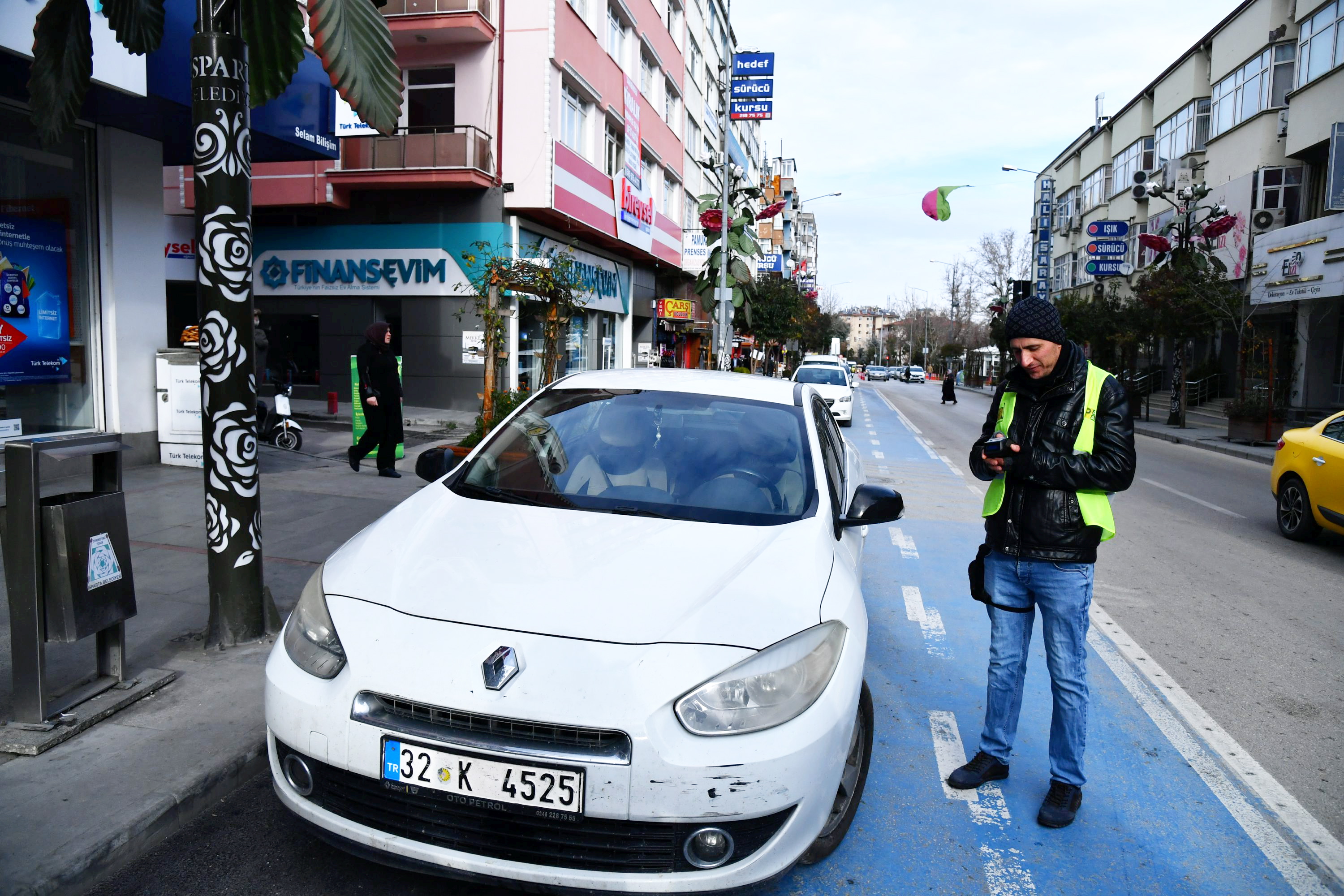 Cadde ve sokak otoparklarında sabah başlangıç saati 09.00'a alındı