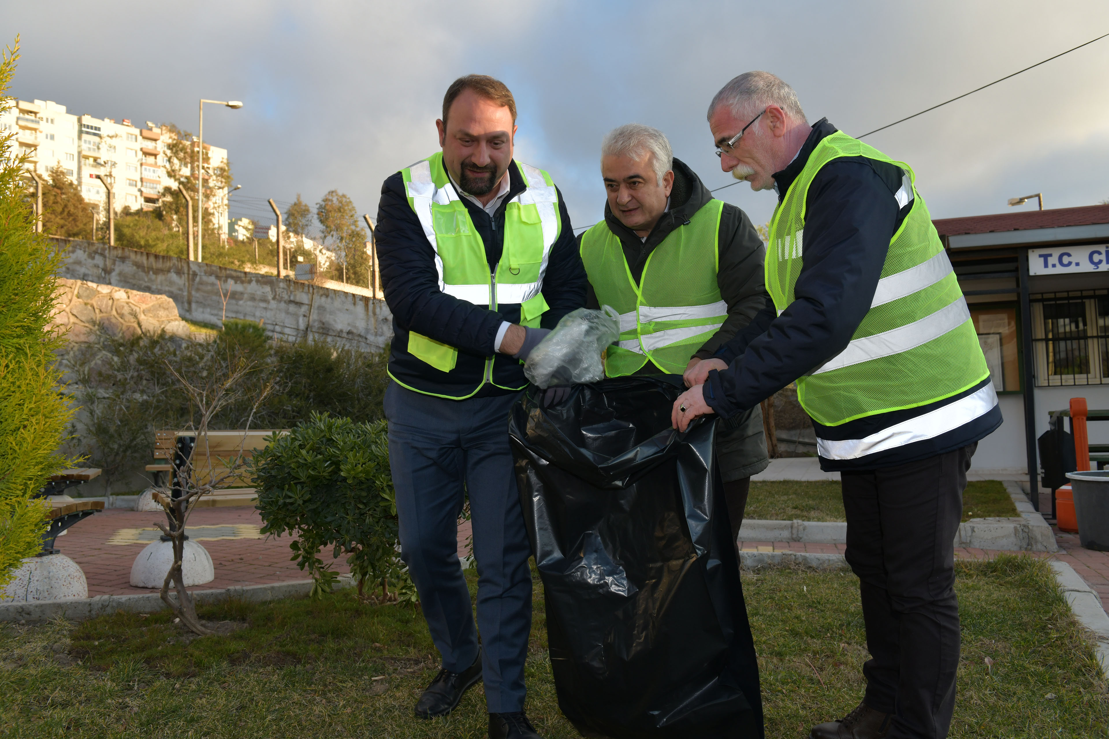 Çiğli'de Sokak Temizliği Devam Ediyor  