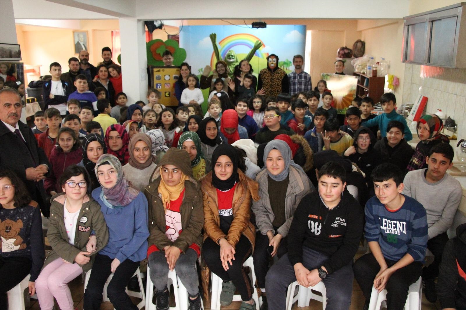 ÇOCUK OYUNUMUZ KÖY OKULLARINDA SAHNELENMEYE DEVAM EDİYOR