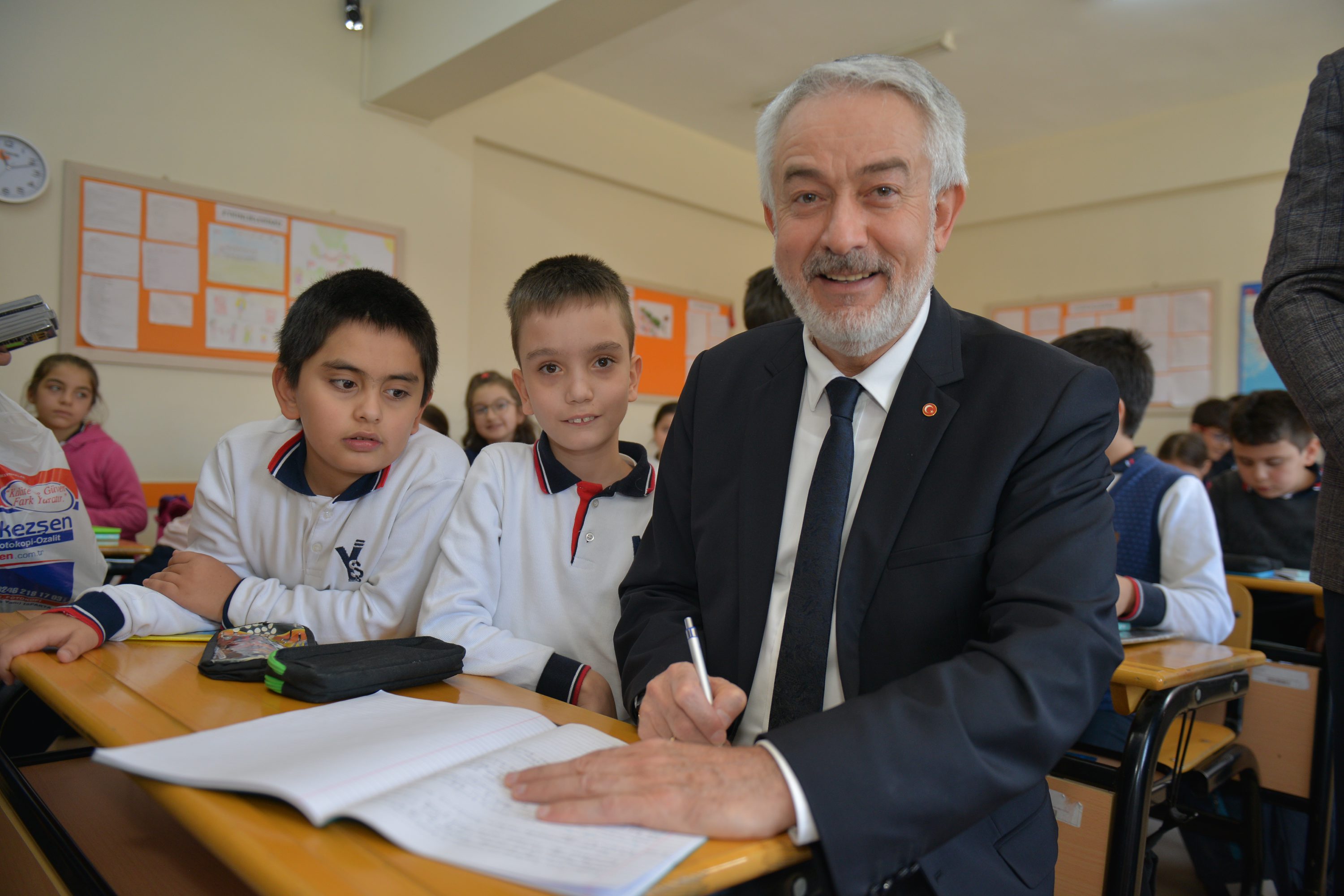 Eğitim Sevdalısı Başkan, Minik Utku'nun dileğini gerçekleştirdi