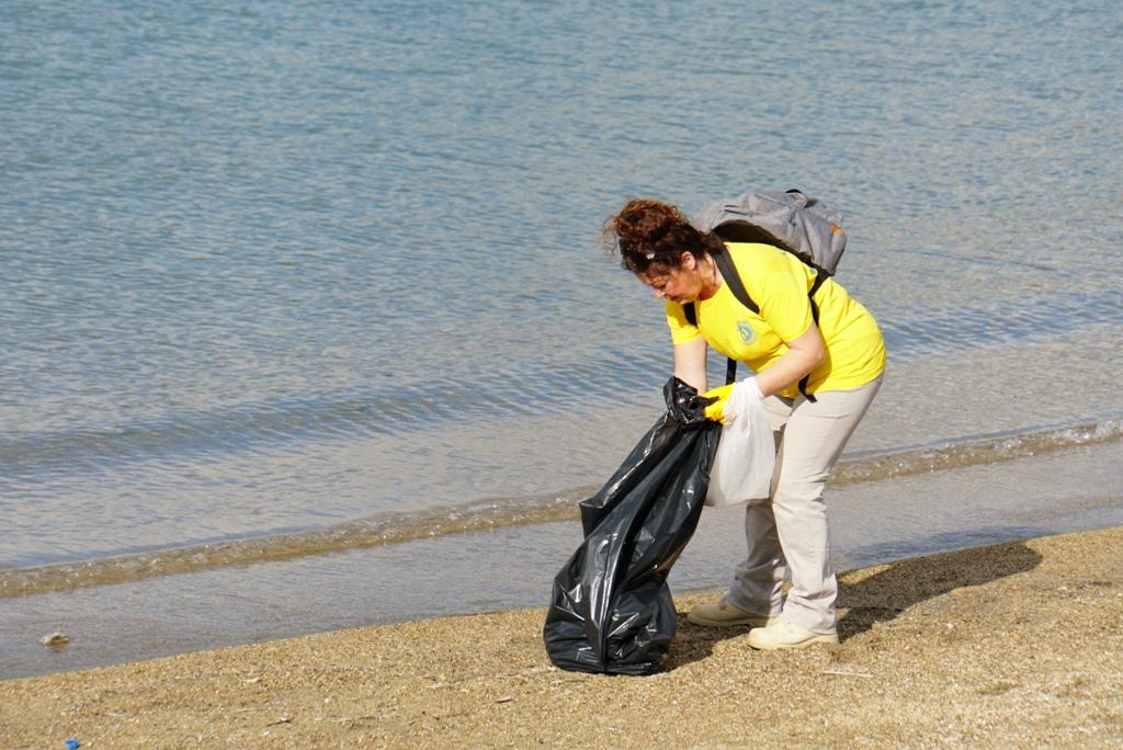 GÖNÜLLÜLER ÇEVRE TEMİZLİĞİ YAPTI