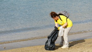 GÖNÜLLÜLER ÇEVRE TEMİZLİĞİ YAPTI