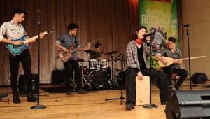 Haydi gençler sahneye