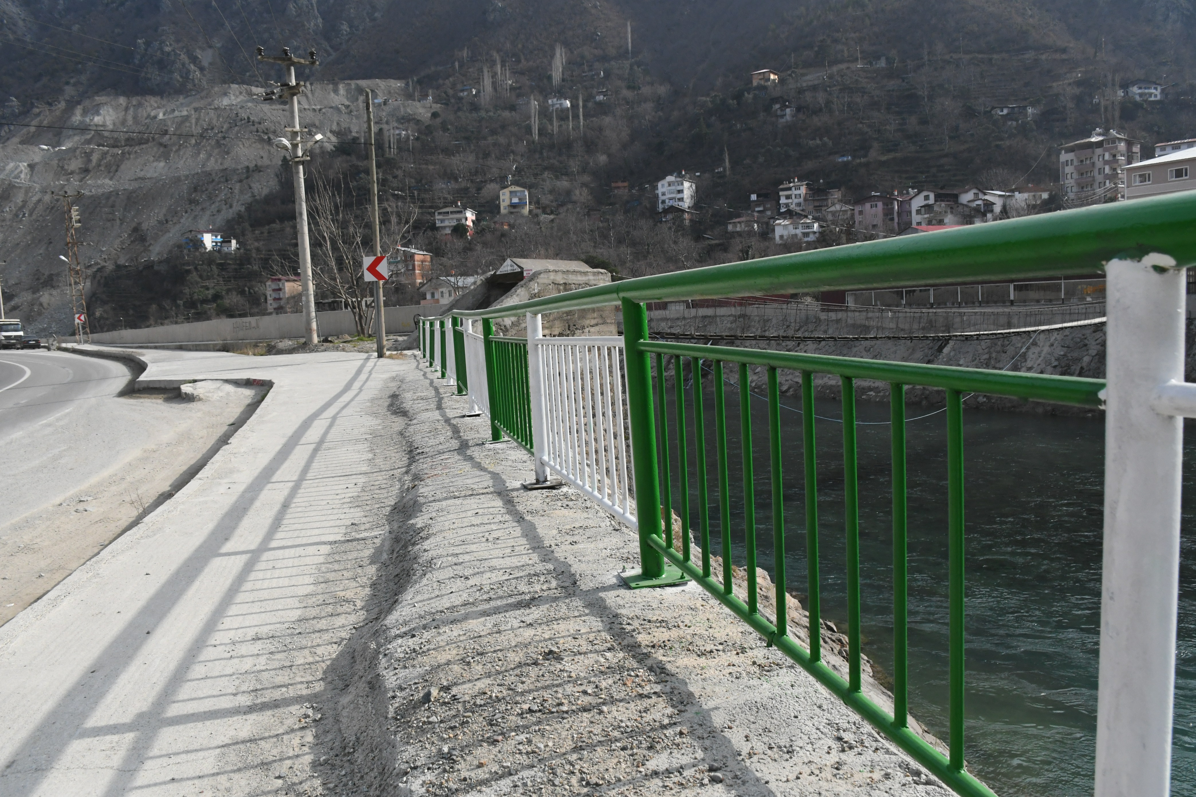 İHTİYAÇ DUYULAN YERLERE DEMİR KORKULUK YAPILIYOR