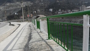 İHTİYAÇ DUYULAN YERLERE DEMİR KORKULUK YAPILIYOR