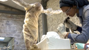 'Kadın' şimdi Antalya'da