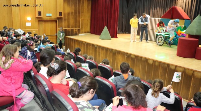 Karaburunlu çocuklara tiyatro keyfi