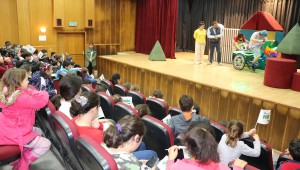 Karaburunlu çocuklara tiyatro keyfi