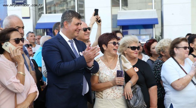 Karşıyaka 14 Şubat coşkusu: Sokakta aşk var!