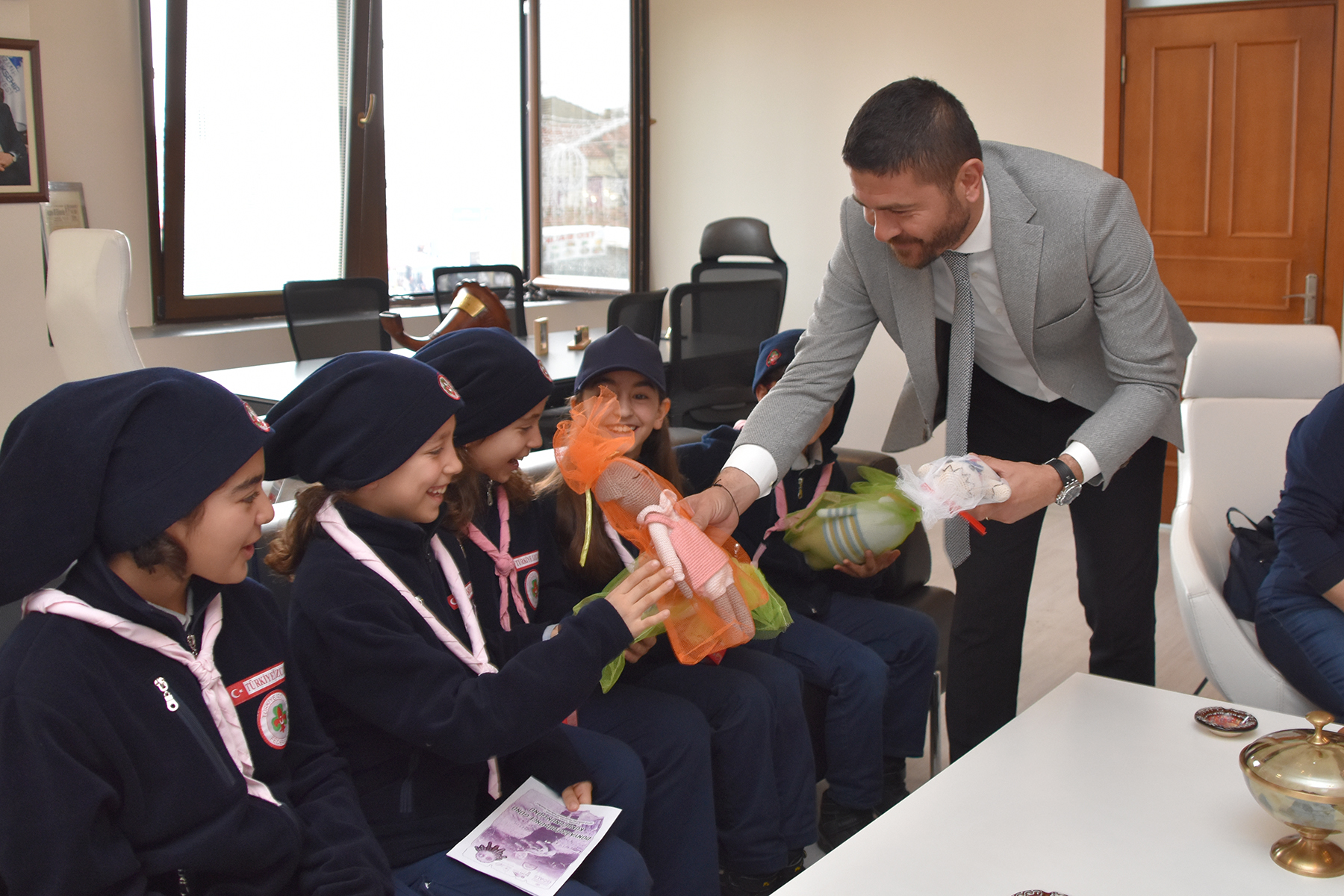 KÜÇÜK İZCİLER, BAŞKAN FATİH GÜRBÜZ'Ü ZİYARET ETTİ