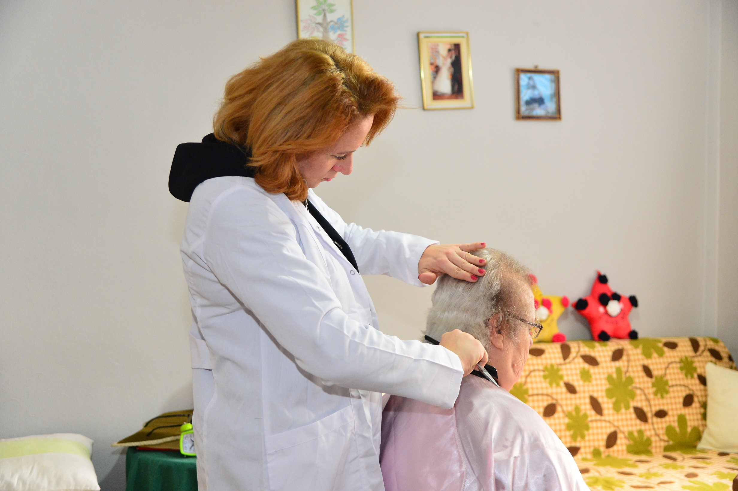 YÜZLERCE VATANDAŞ EVDE BAKIM HİZMETİ ALMAYA DEVAM EDİYOR