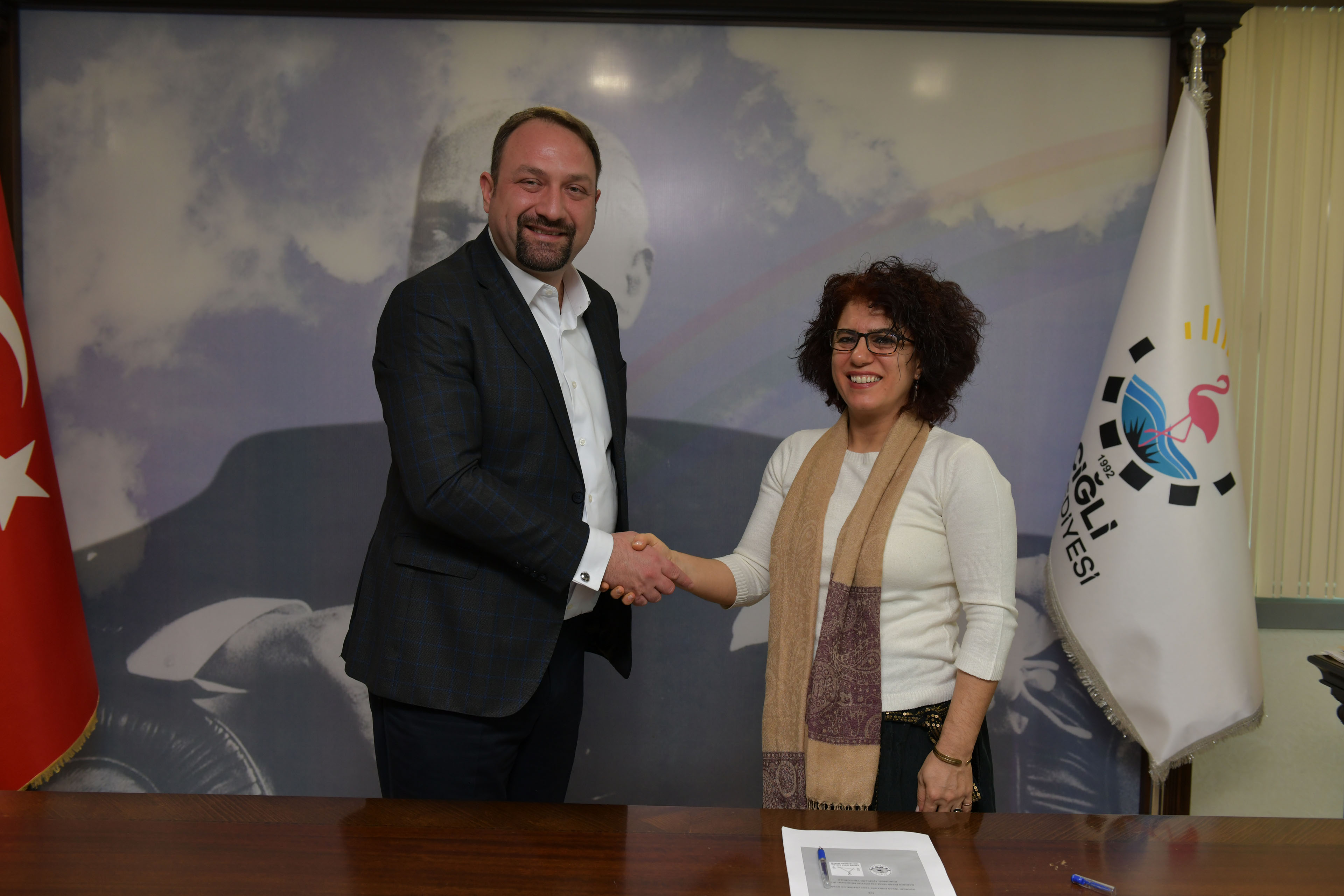 Başkan Gümrükçü kadınlar için iki protokole daha imza attı