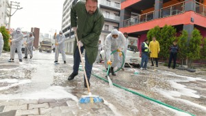 Başkan Utku Gümrükçü sokakları yıkadı