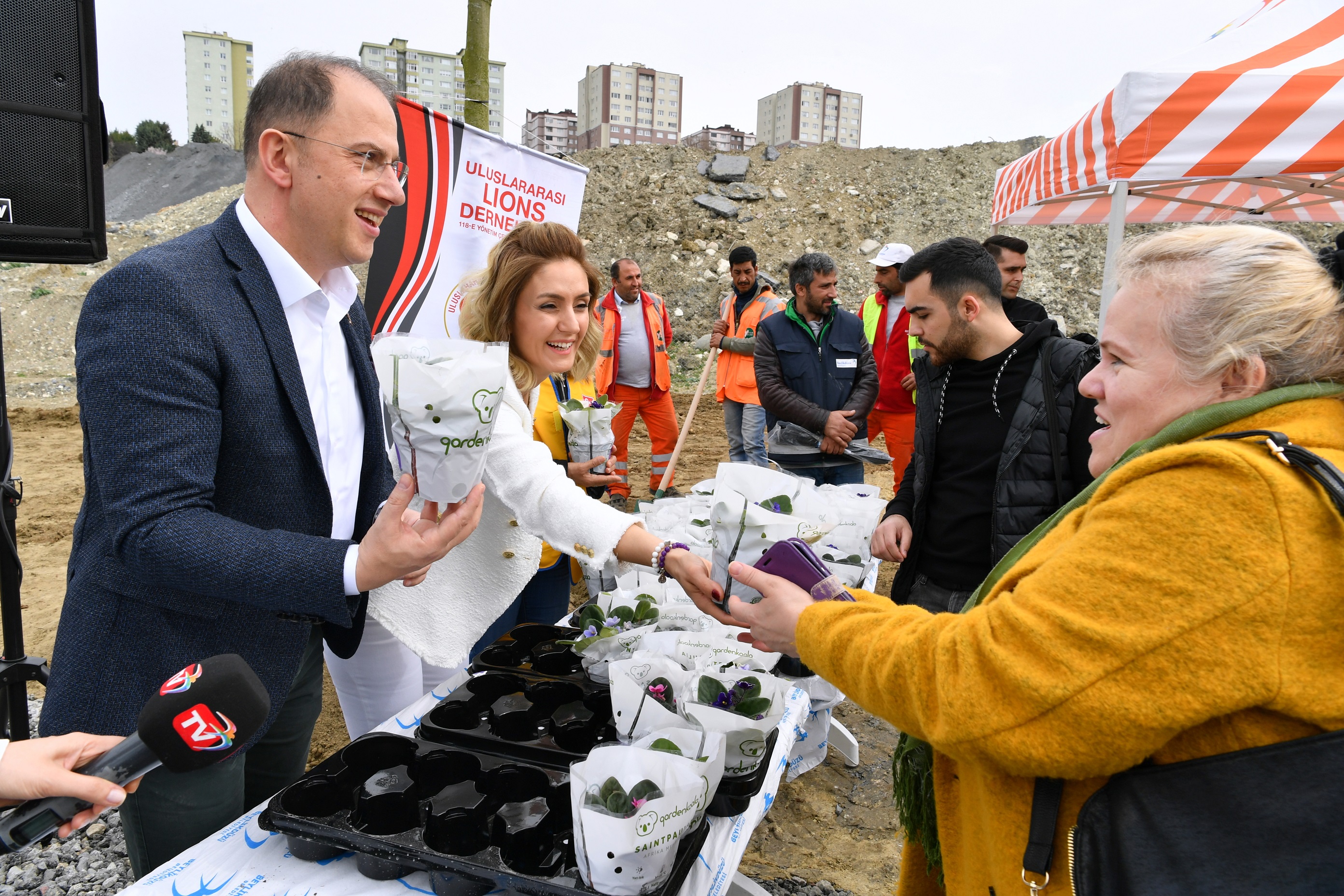 BEYLİKDÜZÜ'NDE 350 YETİŞKİN AĞAÇ EŞİTLİK VE ÖZGÜRLÜK İÇİN DİKİLDİ