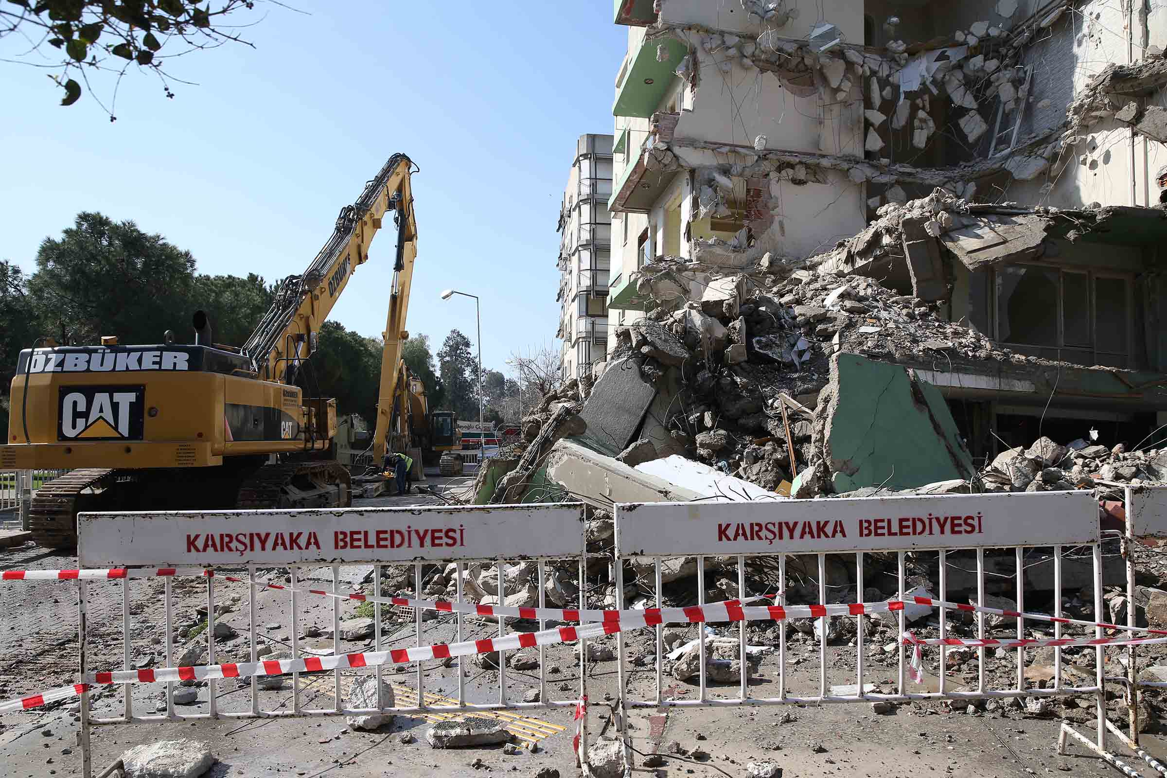 Bostanlı'daki yatık binalarda ilk yıkım başladı
