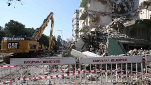 Bostanlı'daki yatık binalarda ilk yıkım başladı