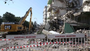 Bostanlı'daki yatık binalarda ilk yıkım başladı