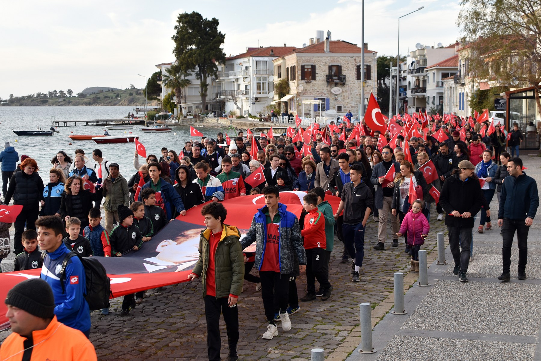 FOÇA, İDLİB ŞEHİTLERİMİZ İÇİN YÜRÜDÜ