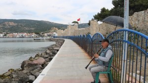 FOÇADA SOKAKLAR BOŞALDI ŞARKILAR BALIKLARA KALDI