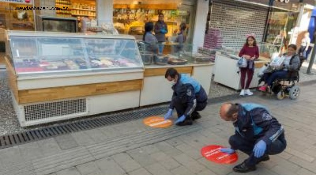  İzmir'de sosyal mesafe için zemin çıkartmaları devrede