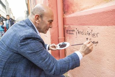 İzmir'in duvarı çiçek açtı